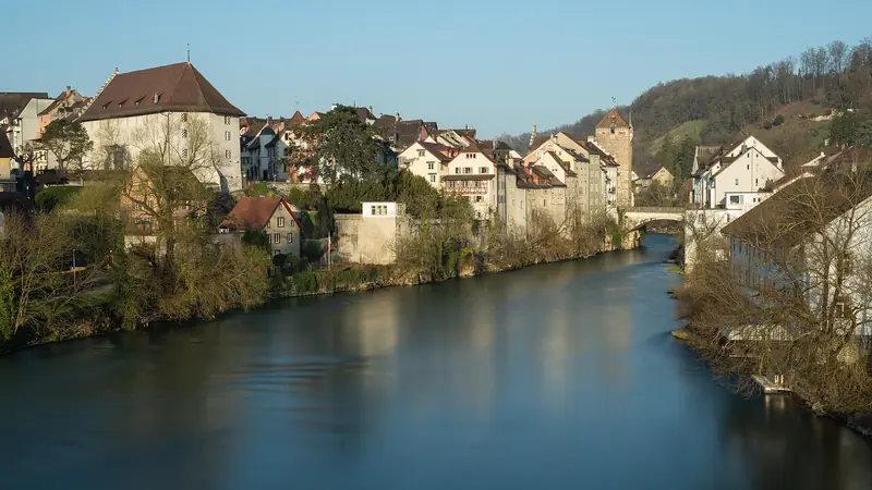 Altstadt von Brugg an der Aare mit Bäumen am Ufer