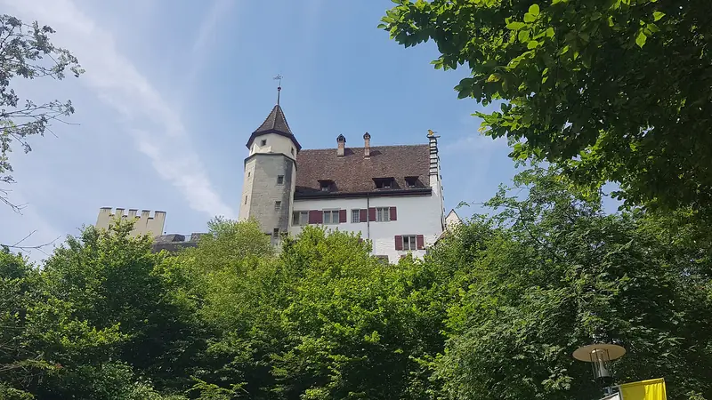 Schloss Lenzburg auf dem Hügel über Bäumen
